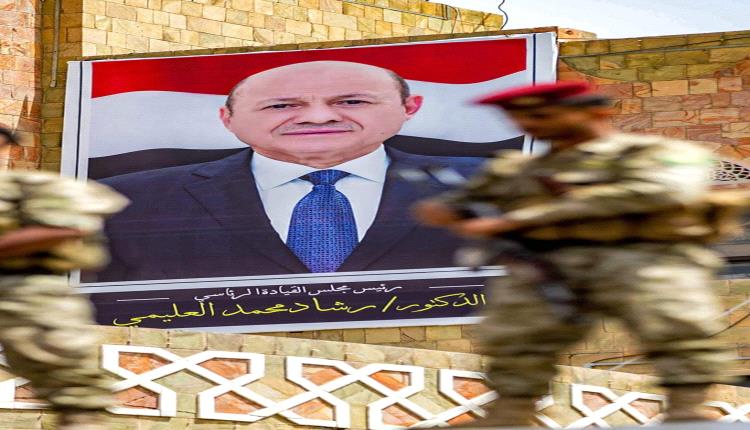 صحفي يكشف قلق وهذيان في معاشيق: العليمي يواجه العزلة وسط تسريبات تغييره برئيس ونائبين