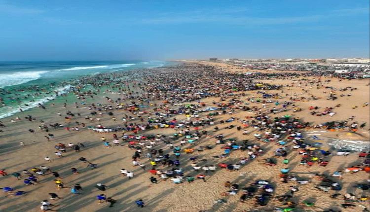 إنقاذ شابين ومسن وانتشال جثة شاب.. وعمليات بحث متواصلة عن شقيقين مفقودين في شواطئ حضرموت