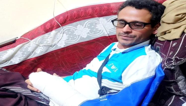 في قلب صنعاء.. ناشط موالٍ للحوثيين يتعرض لاعتداء وحشي بعد كشفه ملفات فساد