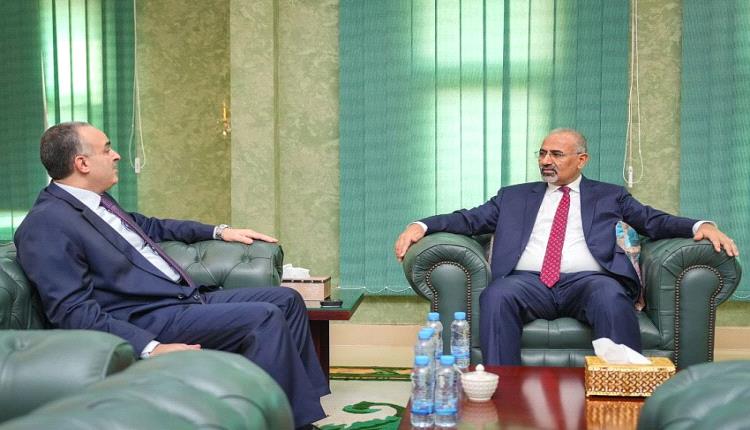 الزُبيدي يوجه تحذير حاسم: لا جبايات خارج القانون وعلى المالية استعادة سيطرتها الكاملة