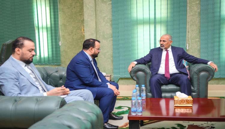 الزُبيدي يعيد جسر كالتكس والطريق البحري للواجهة