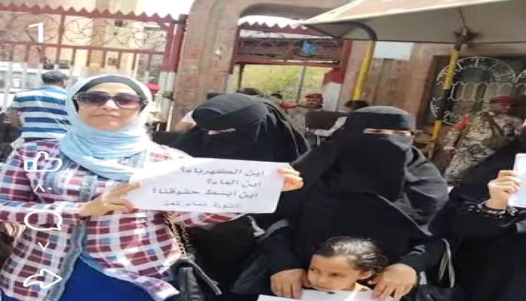تعز تغلي غضبًا.. نساء يخرجن إلى الشارع احتجاجًا على الفساد والعطش والخذلان