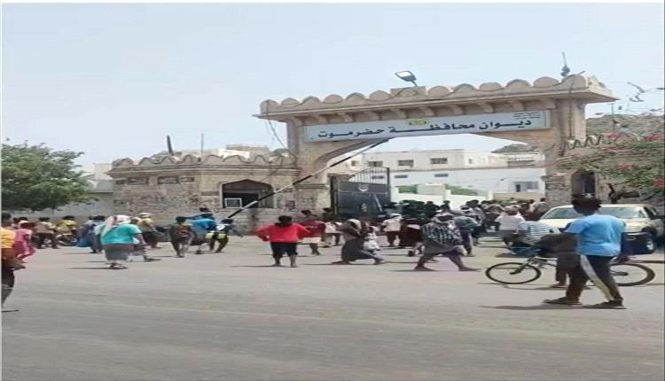 محتجون غاضبون يقتحمون مبنى السلطة المحلية في حضرموت والنساء يتظاهرن في شوارع المكلا