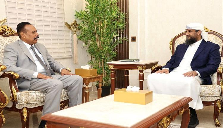 أبو زرعة المحرمي يضغط بقوة: أولوية كاملة لعدن في مشاريع الطرق وتحذير من فوضى الحفريات
