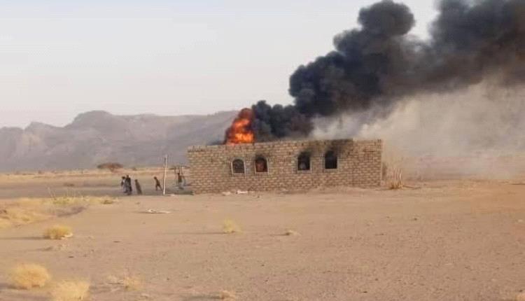 الحوثية تتوحش بالجوف: نهب وطرد وتهجير لعائلة هضبان قبل إحراق منزله