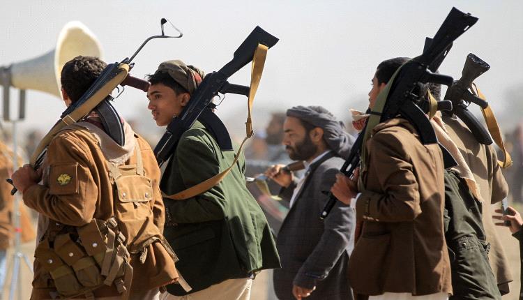 الحوثي يواجه تعافي الريال.. وعناصره تقتحم شركات الصرافة بمدينة تعز وتنهب العملة الصعبة.. أين الأمن؟
