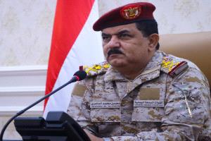 وزير الدفاع يكشف: كنا على وشك إسقاط الحوثيين بعملية برية.. وأمريكا صدمتنا بهذا القرار