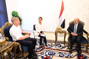 صدام مفاجئ بين العليمي والمبعوث الأممي..مفاوضات تصدير النفط ومطار صنعاء تقترب من انفراجة تاريخية