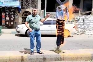 موظف يشعل زيه الرسمي وسط صنعاء.. مشهد صادم يختزل مأساة اليمنيين تحت حكم الحوثيين