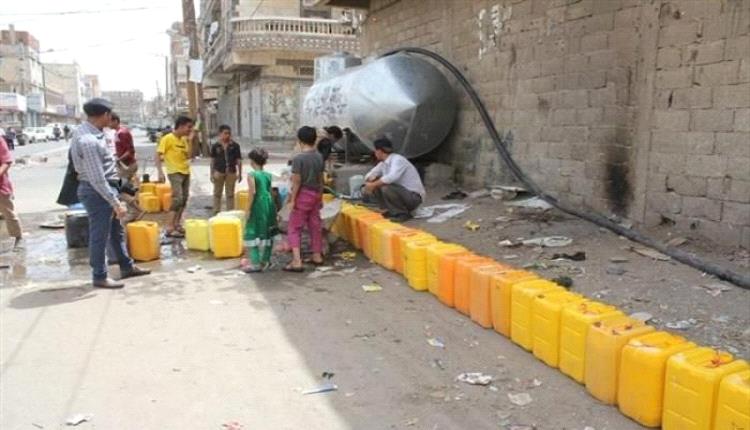 الحوثية تقطع المياه عن آلاف المنازل واحتكار صهاريج المياه يرفع الأسعار إلى السماء في إب