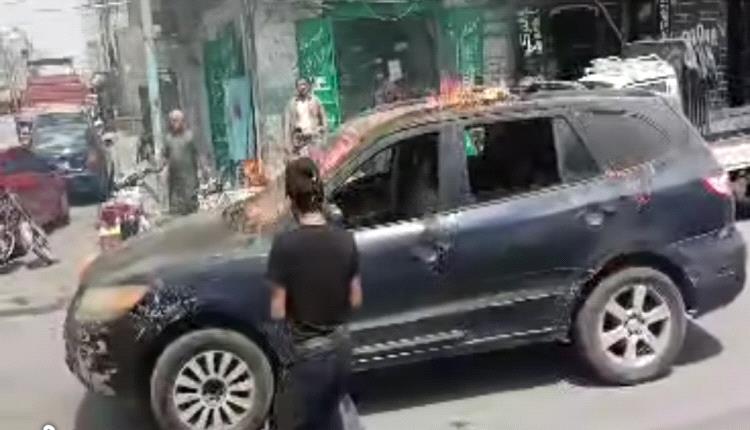 احتراق الغضب في شوارع الحديدة.. شيخ قبلي يُشعل النار بسيارته احتجاجًا على تعسف حوثي