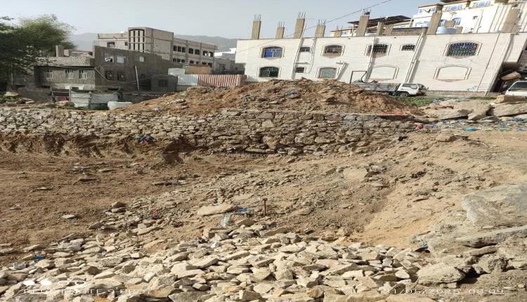 سطو مسلح على أراضي نسائية في تعز... تحت حماية الأطقم العسكرية وبجوار قسم الشرطة