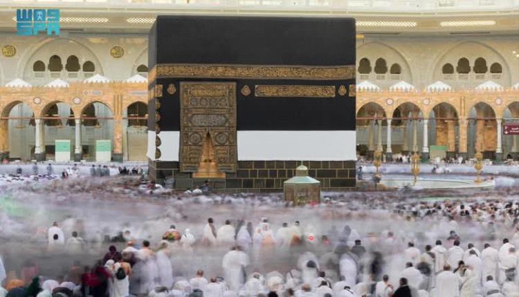 حجاج بيت الله الحرام يؤدون طواف الإفاضة