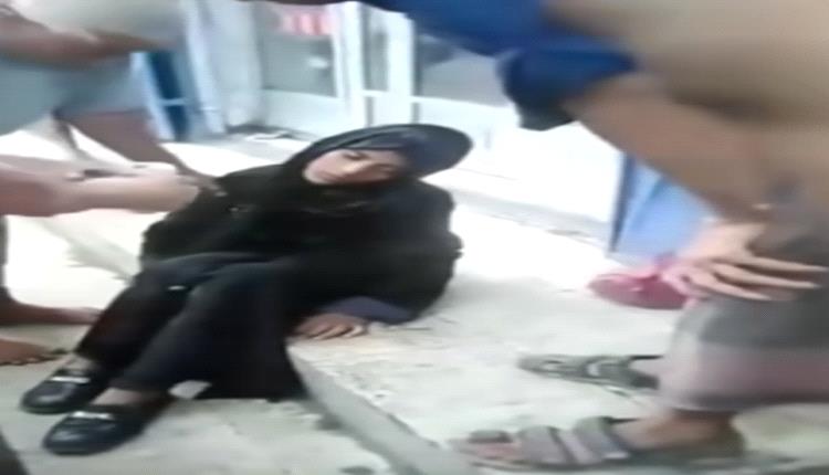 الجوع يُسقط بنت في شوارع تعز.. والمجلس الرئاسي يتعمّد ترك العملة تنهار حتى يهلك اليمنيين