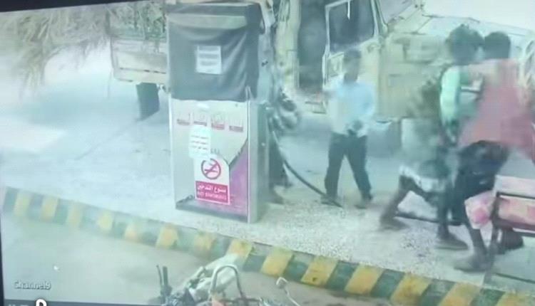 فيديو: قيادي حوثي يعتدي بوحشية على عامل محطة وقود.. رفض دفع ديونه وأراد تعبئة مجانية