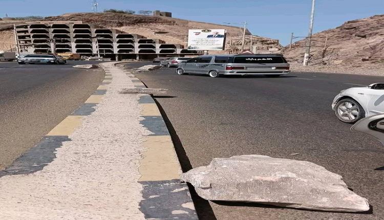 كارثة مؤجلة في العاصمة.. صخور شمسان تنقضّ فجأة على طريق العقبة وتُربك المدينة