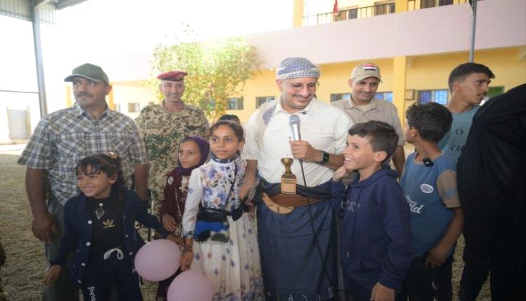 صالح يفجّر مشاعر الفرح في وجوه أطفال الشهداء والجرحى بالمخا