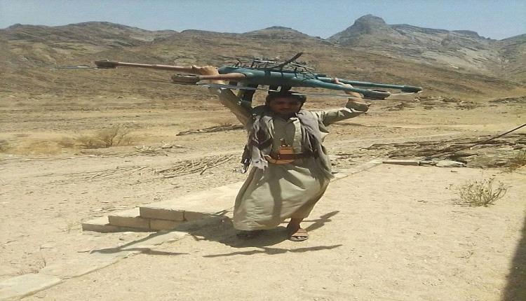برشقة رصاص من كلاشنكوف.. رجل قبلي يُسقط طائرة حوثية مُحمّلة بالقذائف جنوب مأرب