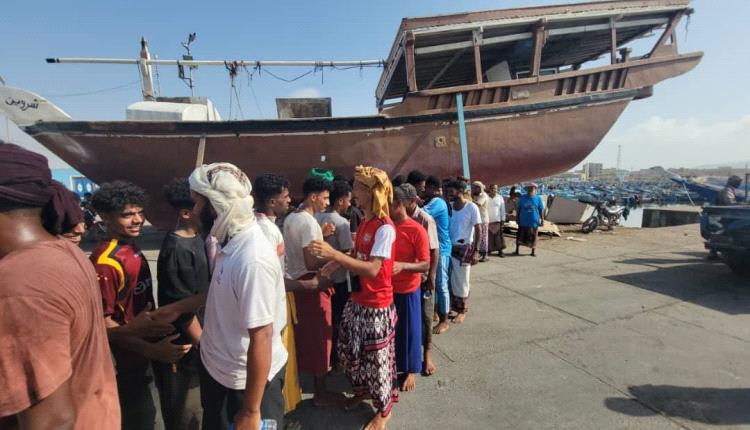 بعد احتجازه في الصومال.. ميناء الشحر يستقبل العبري "الميمون 1" وعلى متنه 26 صيادًا 