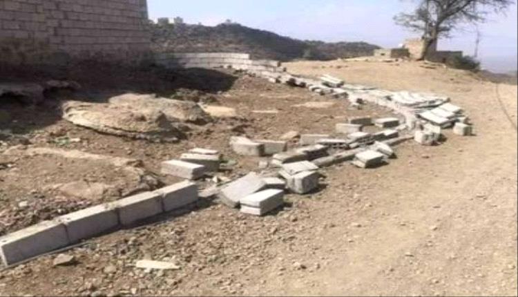 حتى الموتى لم يسلموا.. اعتداء جديد على مقبرة في إب بتواطؤ حوثي