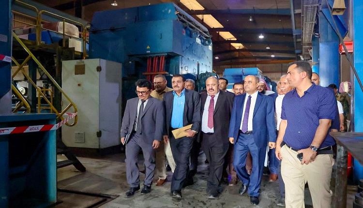 رئيس الوزراء يقتحم محطات الكهرباء في عدن: لا تهاون بعد اليوم والمازوت سلاحنا ضد العتمة