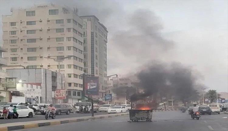 الغضب ينفجر في شوارع المكلا: قطع طرق وإحراق إطارات احتجاجًا على كارثة الكهرباء وفشل الحكومة