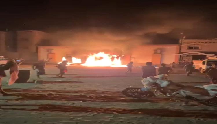 زفاف يتحول إلى كابوس مرعب بلحج.. النيران تلتهم قاعة أفراح وسط صراخ المدعوين