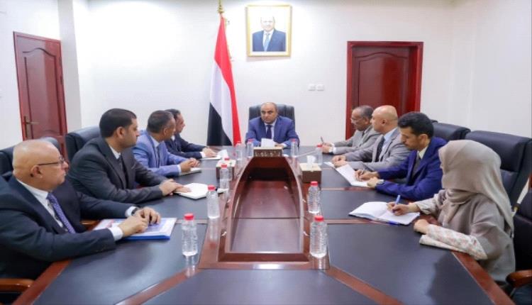 بن بريك يدعو لتسريع خطط تحديث قطاع الاتصالات في مناطق نفوذ الحكومة