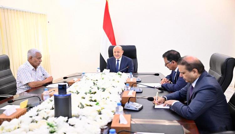 العليمي يجتمع برئاسة هيئة التشاور ومكوناتها السياسية ويبلغهم أمر هام
