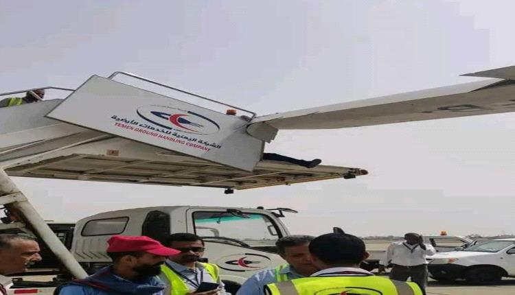 صور: اليمنية تلفظ أنفاسها.. طائرة تُخرج من الخدمة بسبب سلم غبي في مطار عدن الدولي