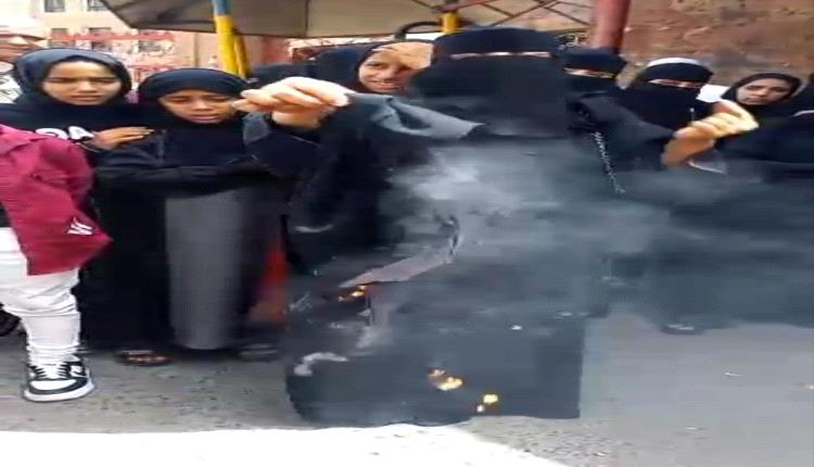 تعز تغلي.. احتجاجات غاضبة واعتصام مفتوح حتى إطلاق مقطورات الغاز المحتجزة