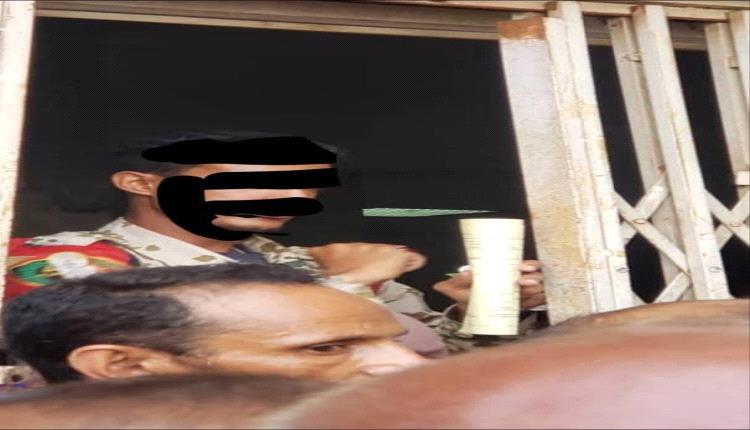 جندي يبتز مرضى بمخيم طبي في تعز.. وحين كشفه ناشط حرّر ضده محضر "تشهير"