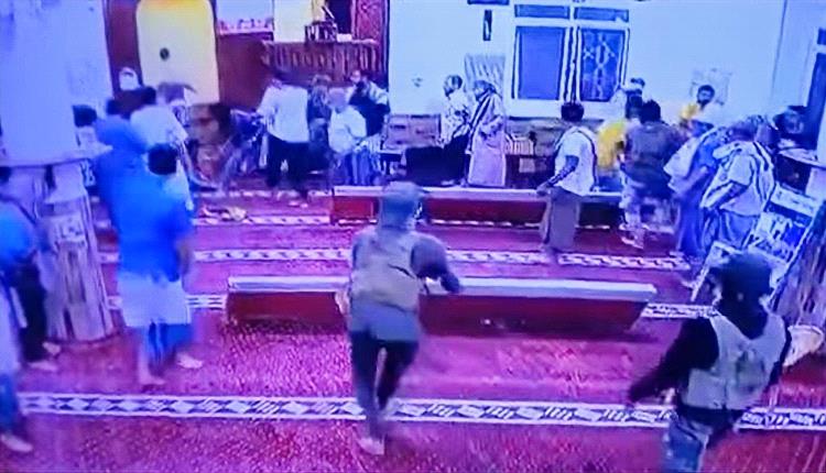 الانتقالي يعلن موقفه .. استياء شعبي واسع في عدن بعد اقتحام مسجد واعتقال الشيخ الكازمي بالقوة
