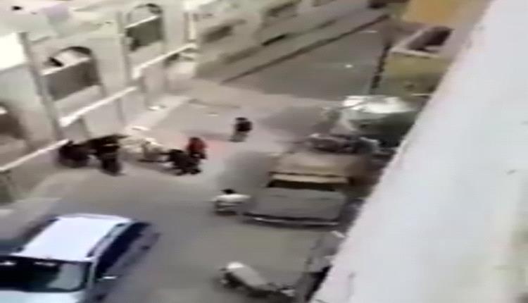 عناصر من لواء إخواني يعتدون على أكاديمي أمام أطفاله في جريمة تهز تعز