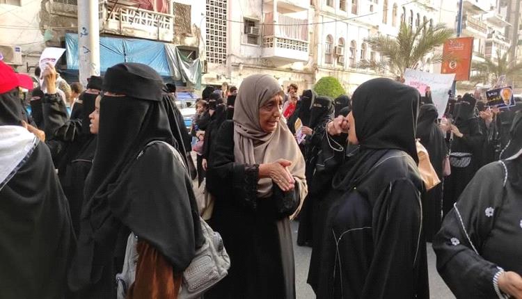 غضب نساء عدن ينفجر في الشارع.. مظاهرة تندد بالجوع والظلام والفساد