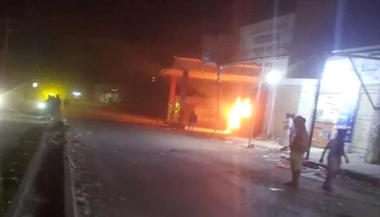 انفجار محطة وقود عقب تعرضها لهجوم مسلح حوثي