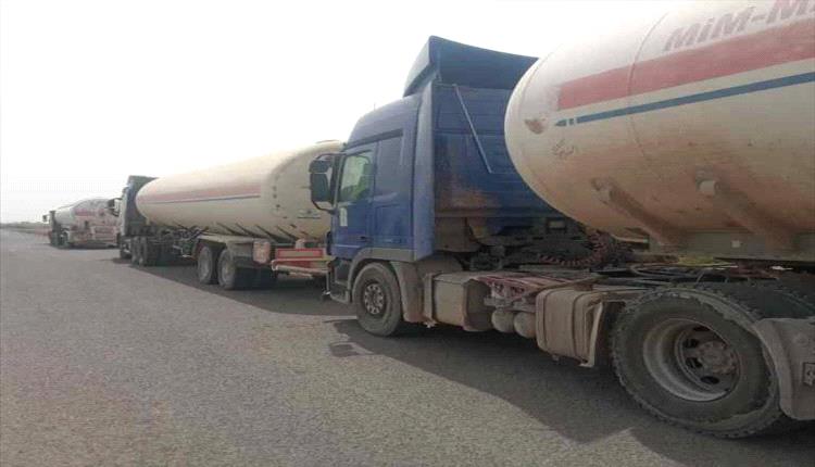 بتدخل مباشر من المحرمي.. إنهاء أزمة مقطورات الغاز وفك اختناق عدن