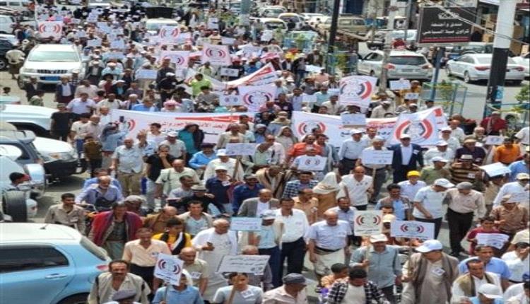 مع قرب بدء العام الدراسي.. معلمو تعز يتظاهرون للمطالبة بحقوقهم 