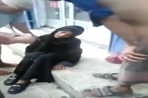 الجوع يُسقط بنت في شوارع تعز.. والمجلس الرئاسي يتعمّد ترك العملة تنهار حتى يهلك اليمنيين