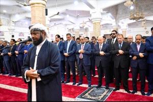 العليمي ورئيس الحكومة يؤديان صلاة عيد الأضحى في عدن