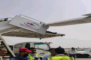صور: اليمنية تلفظ أنفاسها.. طائرة تُخرج من الخدمة بسبب سلم غبي في مطار عدن الدولي