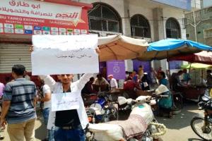 فضيحة صرافة تعز.. شركات ترفض تسليم حوالات المواطنين بالعملة الصعبة وتنهب الفارق بسعر السوق