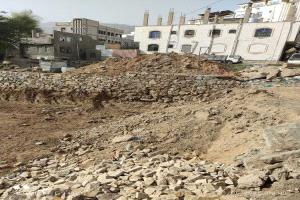 سطو مسلح على أراضي نسائية في تعز... تحت حماية الأطقم العسكرية وبجوار قسم الشرطة