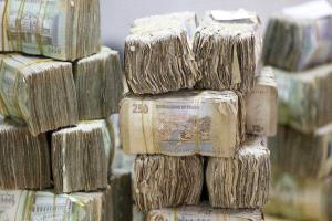 الريال يحتضر والمعبقي يتحدث عن سعر وهمي.. فوضى الصرف تُشعل غضب اليمنيين