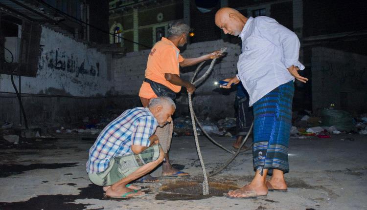 فرق الصرف الصحي بصيرة  تنفذ أعمال تصفية في الخطوط الرئيسية للشبكة