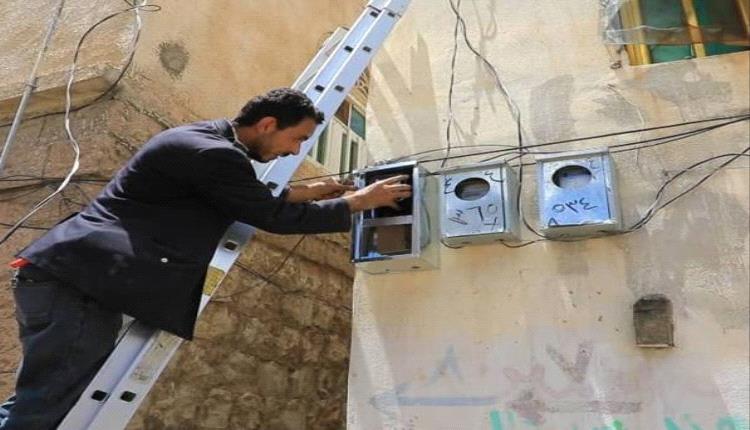 بعد فصلهم من الدولة.. الحوثي يلاحق عمال الكهرباء إلى المحطات الخاصة لنهب رواتبهم