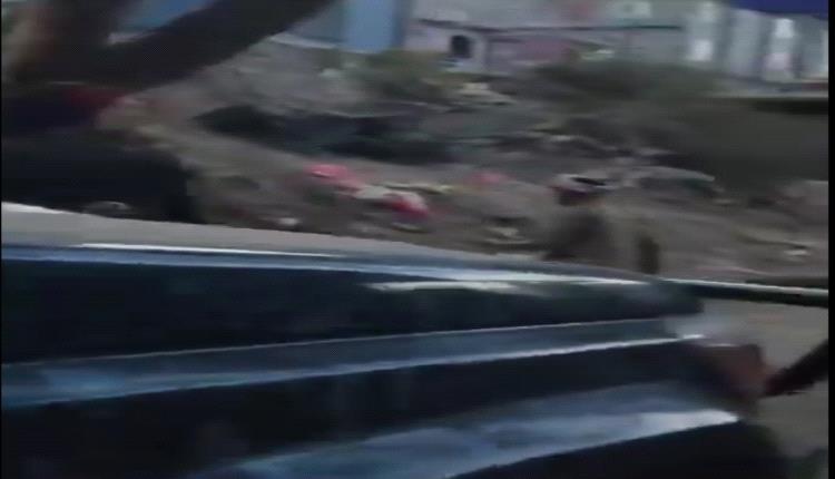 عناصر الحوثي تعتدي على بائع برتقال وتصادر بضاعته في مدينة إب