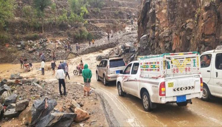 أمطار غزيرة وسيول جارفة تعزل تعز عن لحج وعدن