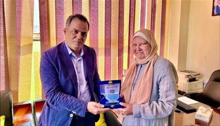 قناة يمنية تكرم أبنة أول شهيد مصري شارك في الدفاع عن ثورة 26 سبتمبر