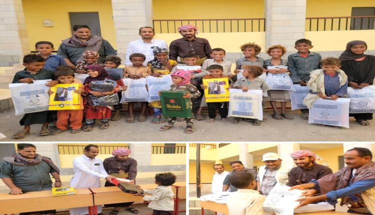 العقيد مارش يدشن توزيع كسوة العيد على الأطفال النازحين في الحديدة بمبادرة مدعومة من الإمارات